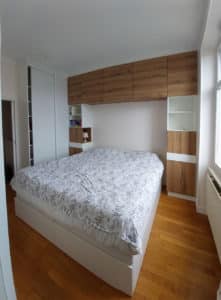 Chambre aménagée avec un lit pont moderne en bois et blanc, en mélaminé EGGER