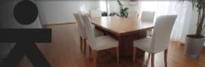 Table de salle à manger en bois massif avec un pied incliné