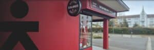 Façade d'une boulangerie Banette peinte en rouge au coeur d'une ville