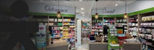 Travaux de rénovation d'une pharmacie avec création et pose de comptoirs d'accueil, de rayonnage et d'une signalétique