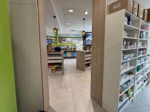 Création d'un espace de rangement (back-office) au sein de la pharmacie de dabo intégrant des étagères en bois blanc pour stockage de médicaments