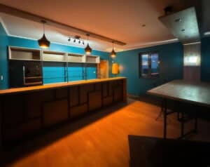 Cuisine aménagée moderne de style industriel avec des étagères et un bar en bois brut et métal