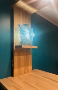 Fabrication et pose d'une tablette en bois pour la mise en valeur d'une oeuvre d'art dans un salon