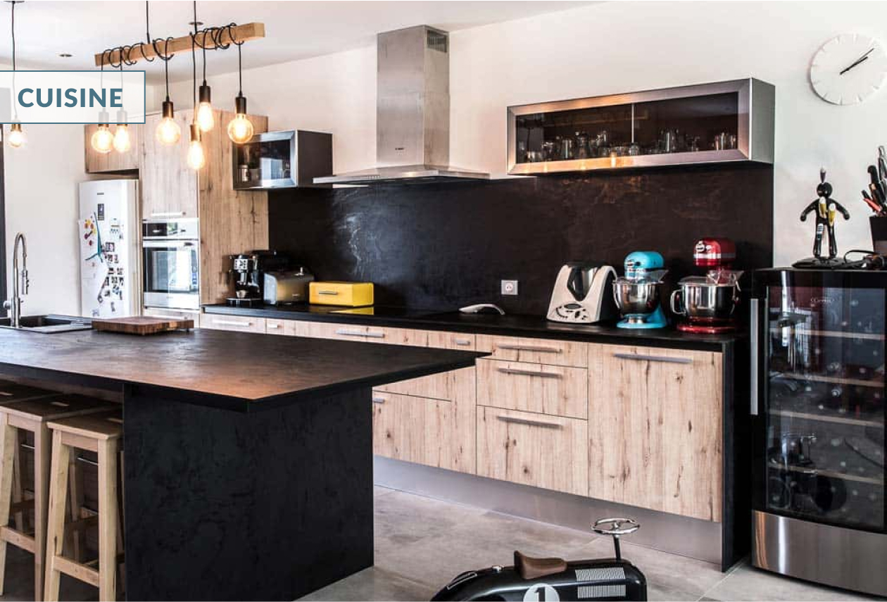 Cuisine moderne avec îlot central noir et façades bois clair