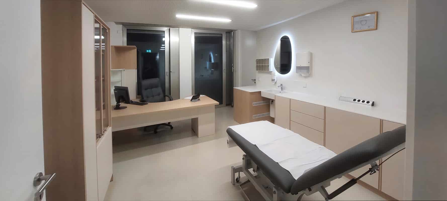 Cabinet médical moderne avec des meubles en bois clair et blanc conçus et posés sur mesure