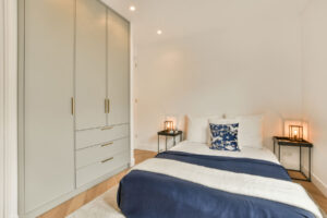 Armoire chic intégrée avec éclairage coordonné